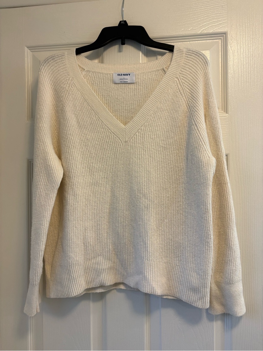Old Navy Cream V‑Neck Ribbed Knit Sweater size small